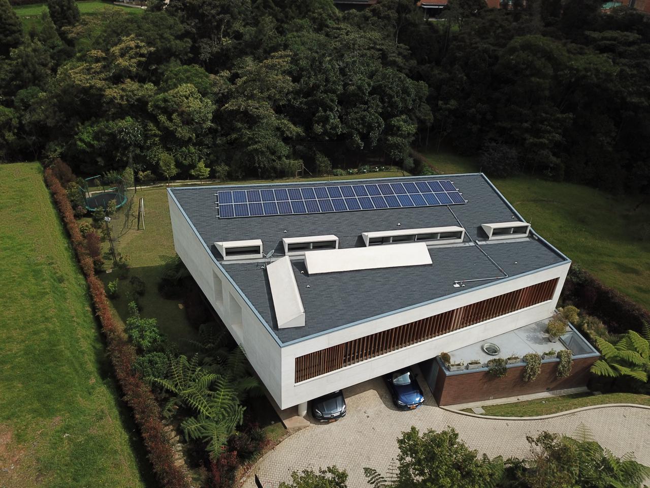 Casa con paneles solares instalados en el techo